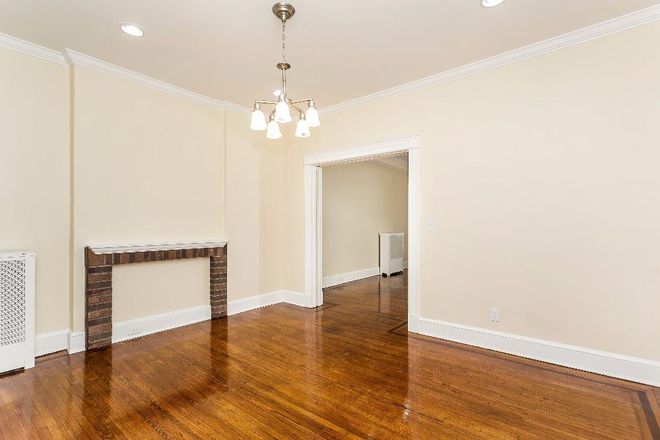 Dining Room With Mantel - Furnished Property Close to JHU Campus House