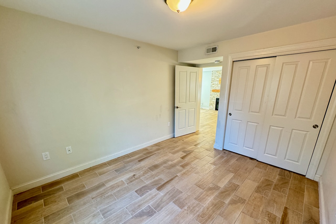 Bedroom #1 - 4 Bed 2 Bath Single Family! Great Grad Housing Off-Campus!!