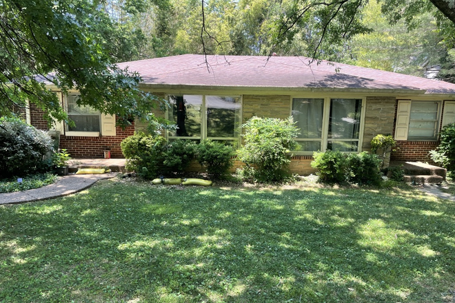 front exterior 3200 Overlook Dr. - Quiet & peaceful 2 bedroom duplex 1/2 mile from campus Duplex