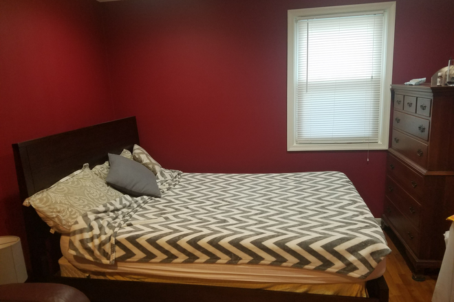 Master Bed Room With Walk in Closet - Near University Furnished Room International Students