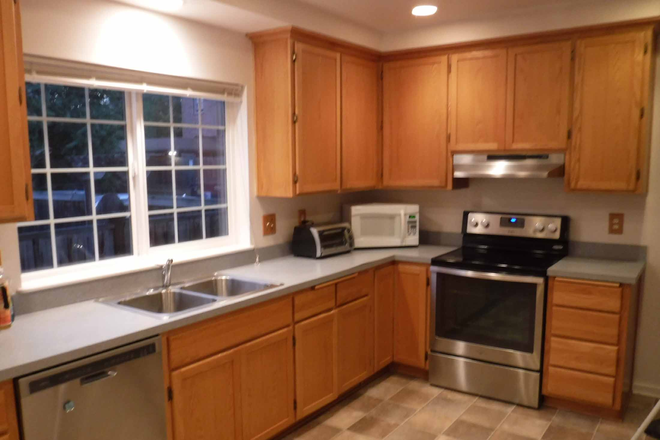 kitchen - Large modern 4-bedroom house 2 blocks from UO needs tenants