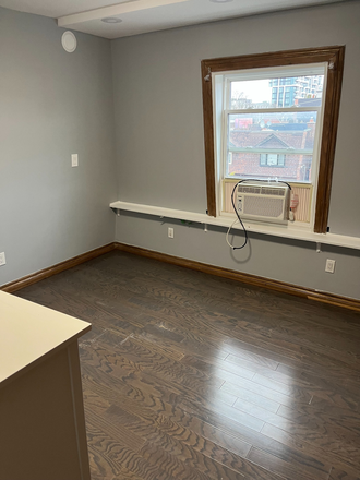 Bedroom with large closet - 1 bedroom apartment in the Annex.