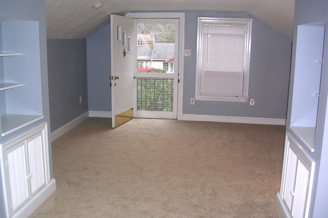 View towards entrance - MUSC Students Love It, 2nd Floor West Ash Res. Apt., 1 Mile from Ashley R. Bridge