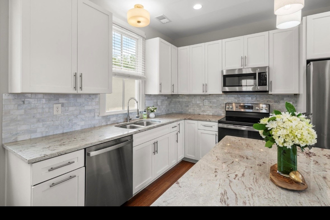 kitchen - New 3 bedroom, 3 bath condo with tons of storage - Very close to campus