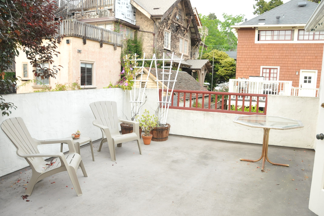 Private Deck   20x14 - Beautiful 1 bedroom  Full House in Elmood Berkeley, close to campus and safe