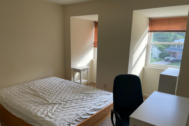 Bedroom upstairs - Quiet Home Short Walk to UMD Campus