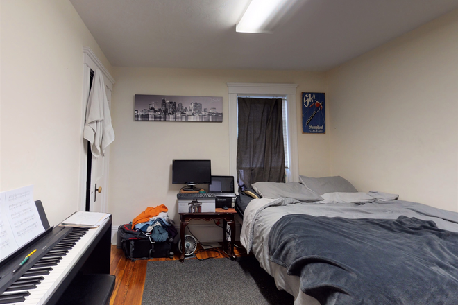 Bedroom with hardwood floors - Last Minute Specials!  Deluxe, Furnished Bedrooms minutes to Tufts, Harvard, MIT & BU! $1.050+ Apartments