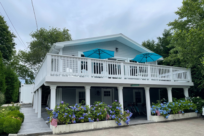 Front of House - Available for a group of 5! 5 Bedroom in Bonnet Shores! House