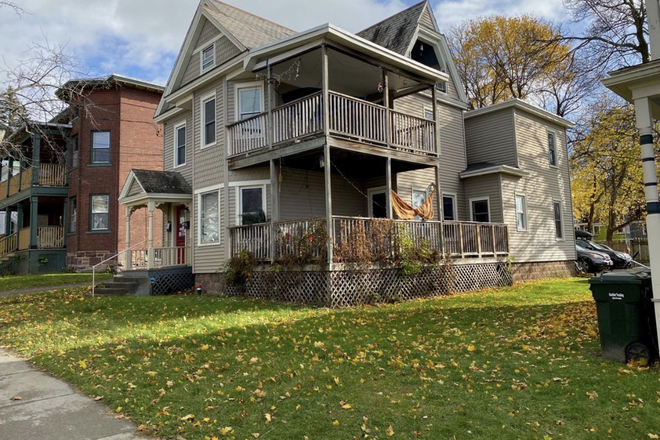 House - 135 Loomis St, 3 bedroom 10 minutes from university and downtown Apartments