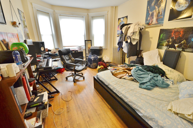 bedroom - Large 3 bed split with 4 separate rooms in Peterborough St across Target  9/1 Apartments