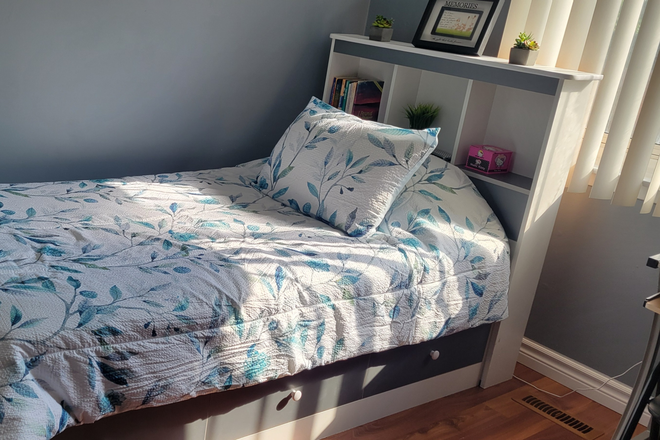 Bedroom - Comfortable Private Room – Female Tenant Preferred | Parsell Square, Toronto