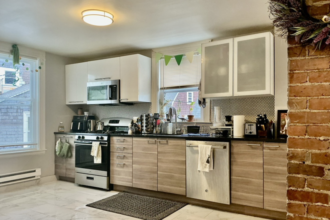 Kitchen - Huge 3 Bed 1 Bath in Brighton!! Apartments