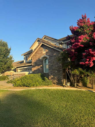 Outside Street view - *$500 off 1st month rent*Master bedrm,ensuite,CatTracks,UCM,Wi-FI,washer/dryer,parking,free cleaning House