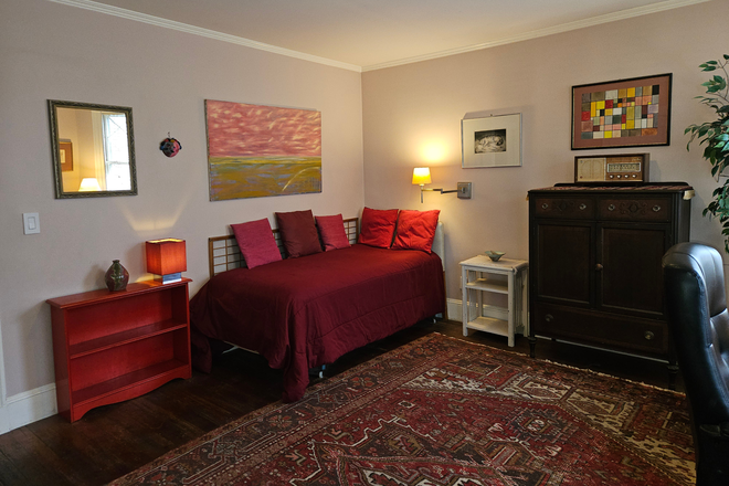 WEST ROOM - Quiet Beautiful Furnished Room in Cambridge House