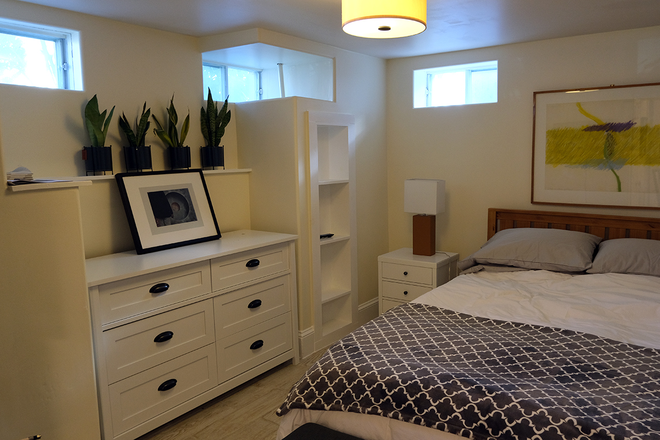 Bedroom detail - Cozy Studio in Huron Village Apartments