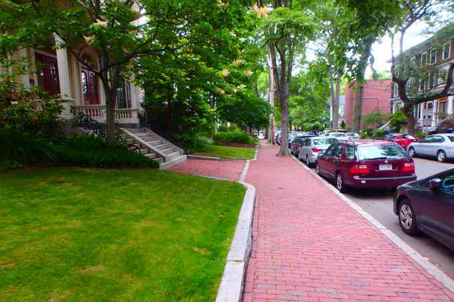 front - No fee ! fantastic location! large condo apartment 1.5 bed. private deck near HSQ