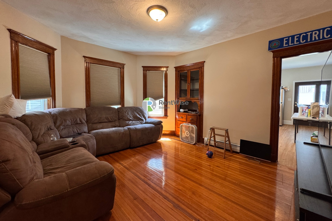 1 - JUNE 2027 | Inviting Somerville 6 Bed, 2 Bath | Water Included | No Broker Fees!