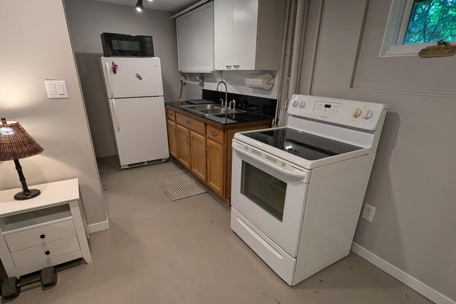 kitchen - PRIVATE 1 Bed/1 Bath unit in Charming West Side Home!