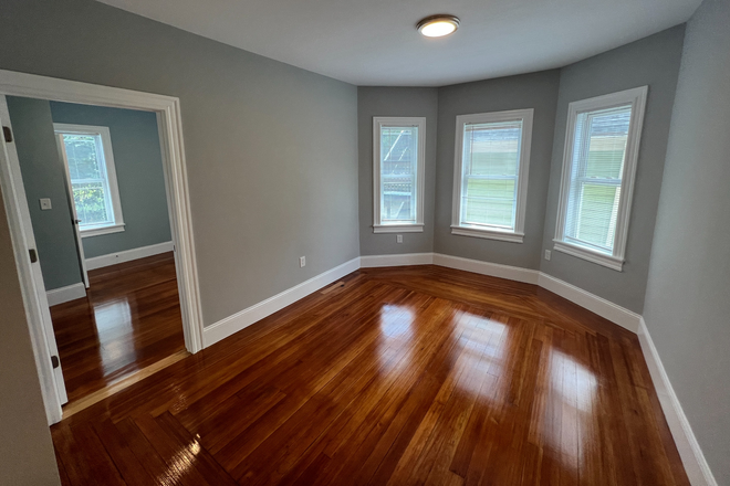 living room - **NO BROKERS FEE!!** Renovated 4 Bed / 2 Bath w/ LAUNDRY IN UNIT!! Avail. 9/1/26!! Apartments