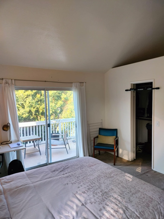 Master bedroom - Balcony - Walk in closet - Master bedroom Windansea / La Jolla Cove House