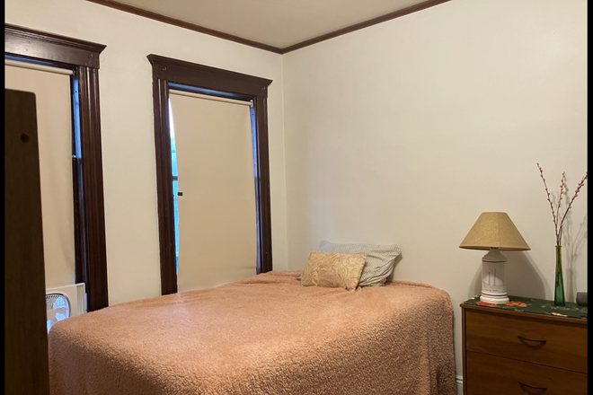 Very bright bedroom, full-sized bed with linens, with pretty curtains not displayed here. pretty curtains not on display here. - Room in first floor two-family. A few blocks from Davis Square/Two stops from MIT on the Red Line. Apartments