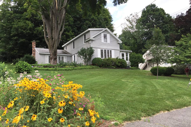 Front yard - Lovely home in Northampton, 18 minute drive to UMASS