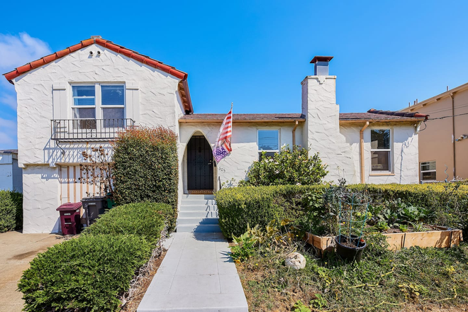 front of house with vegetable garden - Lovely 3 Bedroom House Just off Solano in Albany