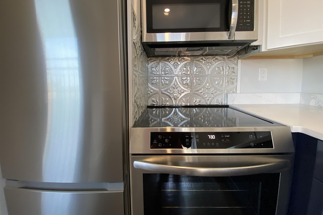 1 - Newly Renovated Mid-Cambridge Studio + w/PKG + Heat and Hot Water Included Apartments