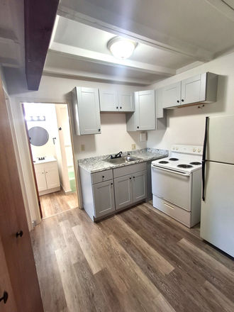 Kitchen - Easy 20 Minute Commute! HEAT & HOT WATER INCLUDED!