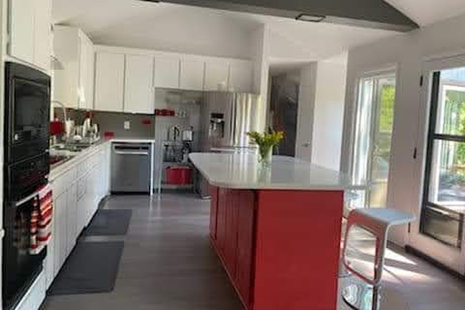 Shared access to large gourmet kitchen fully equipped clean and well organize it for light cooking - Huge modern studio suite- private entrance and beth- near NCSU