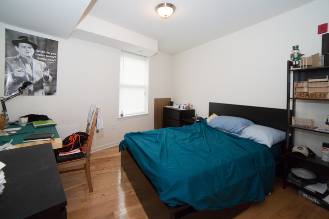 bedroom - Gorgeous 2 Bed 1 Bath Plus Den Apartment