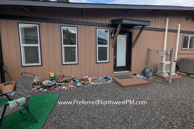 Entry - Modern 1 Bedroom Unit w/ Utilities & WiFi included Duplex