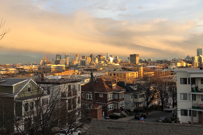 Vista of Boston Skyline from my picture window. - Small, clean, quiet, comfy bedroom in Beautiful Condominium on Prospect Hill in Somerville.