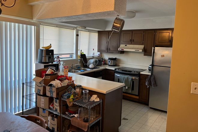Kitchen (a bit of a mess) - Three person apartment close to campus