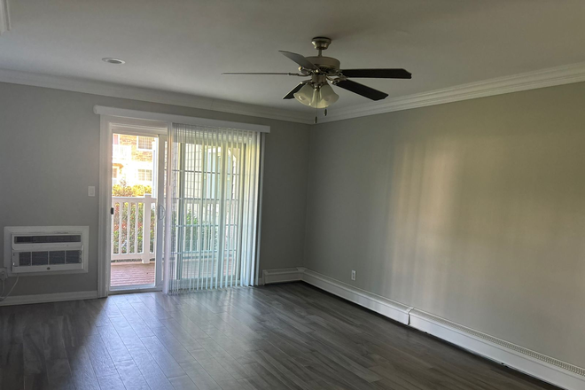Living Room - Fairfield Courtyard at Lake Grove Apartments