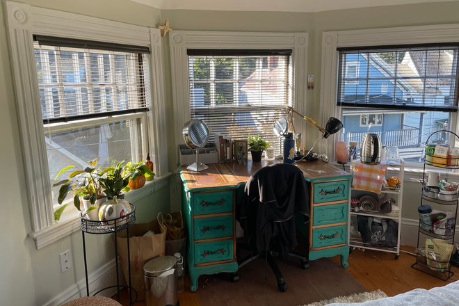 desk - Single Room for rent in Newton Condo