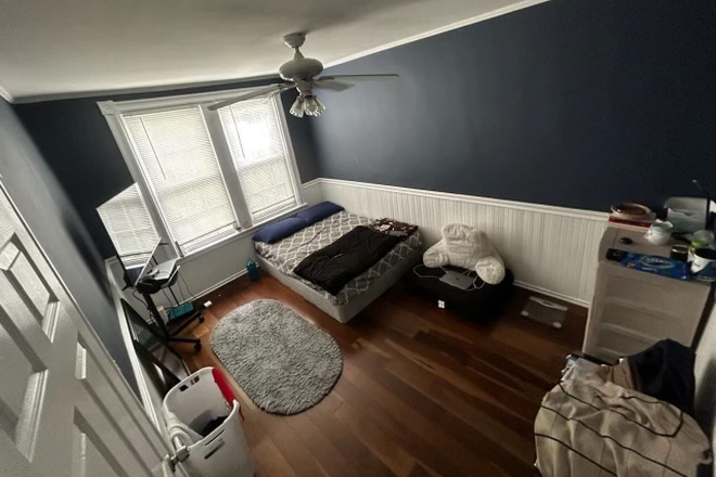 Upstairs private bedroom - 3 Bedroom shared space near Howard University House