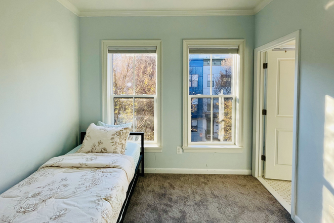 Bedroom 1 Cover - Cozy Bright and Airy Bedroom w/ Ensuite Bath for Rent Townhome