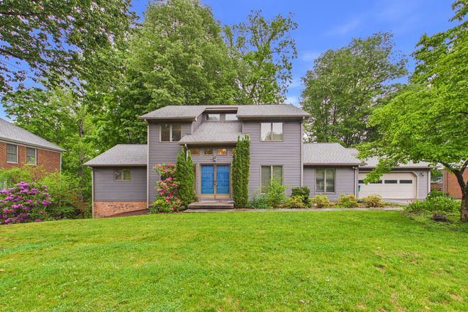 front yard - Beautiful home in wonderful neighborhood with great amenities