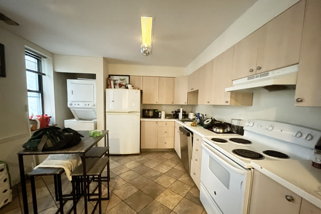 . - LARGE AND SPACIOUS 3 Bd / 1 Bd Avail. 9/1!! LAUNDRY IN UNIT!! Apartments