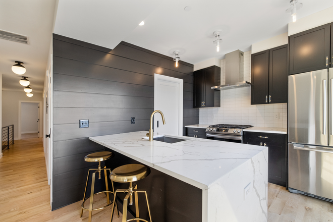 Call NOW for showings! 617-236-8550 - WEBSTER ST - LUXURY WATERFRONT TOP FLR 4BR IN JEFFRIES PT AVAIL *9/1/2026* W/ 2 BATH, LNDRY IN UNIT!