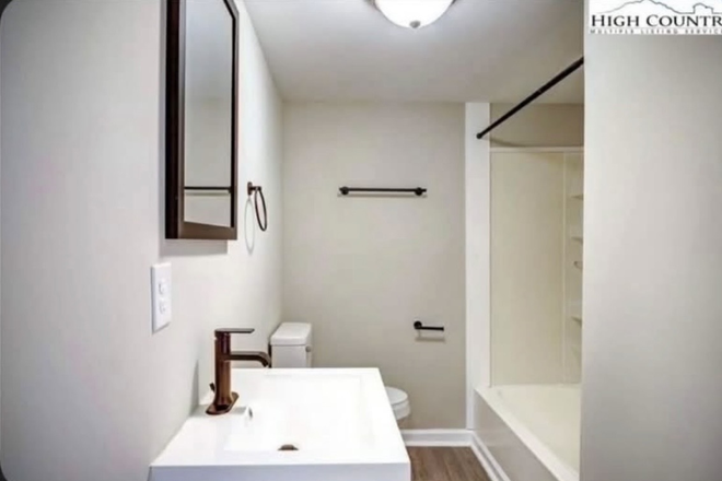 Bathroom - 1 bedroom available now! Cash Incentive for lease takeover Apartments