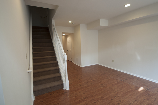 Living room - Spring Sublet Temple University House