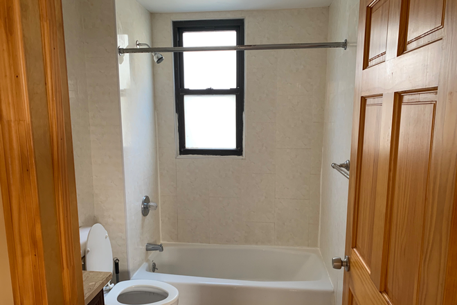 3-Piece Full Bathroom - Very Close to Ora Manor/SHUFLY Shuttle Stop Apartments