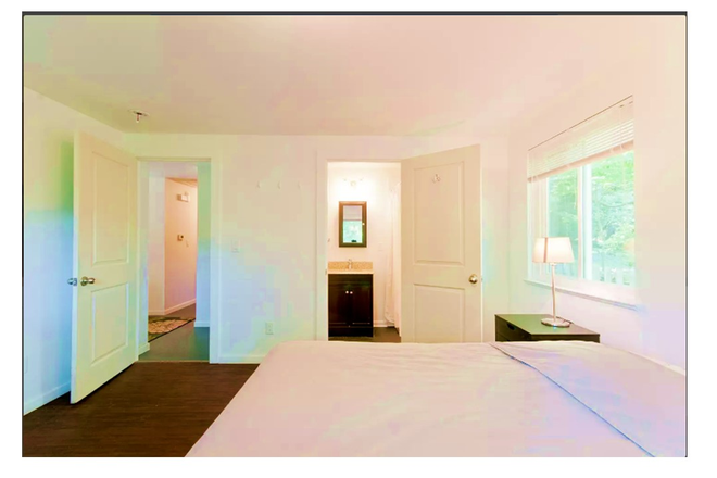 Furnished Bedroom - Furnished Bedroom w Ensuite Bathroom, Walk to North Campus and Medical Center, Utilities Included