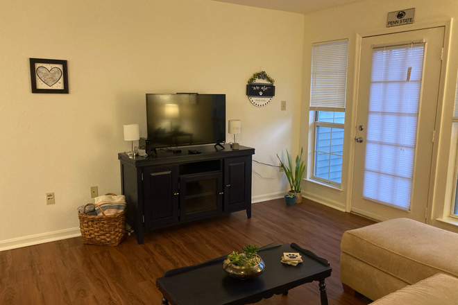 Living room - Park Crest Terrace Apartments