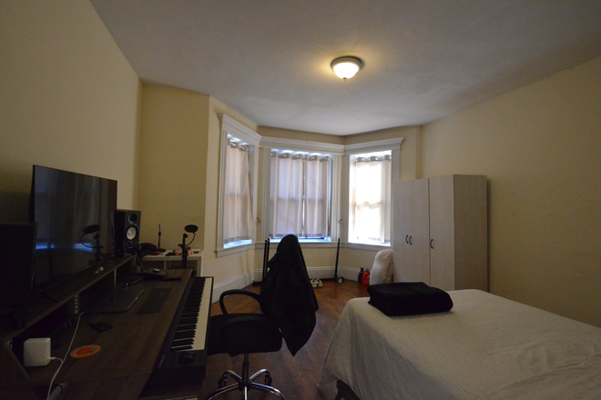 Bedroom - 3 Bed Available 9/1/25! *CONTACT NOAH 603-470-8181*