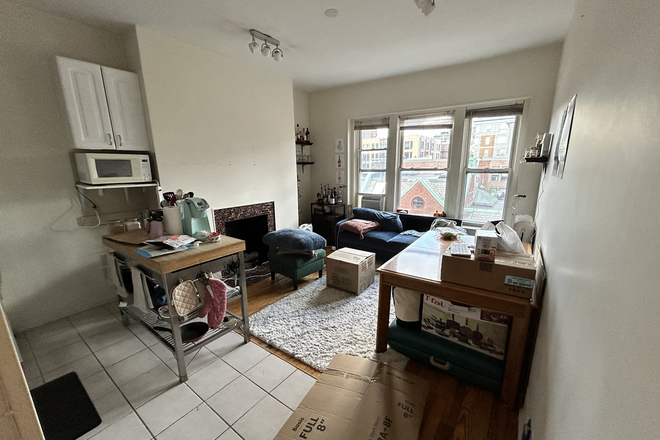 Living room and kitchen - Apartment close to campus