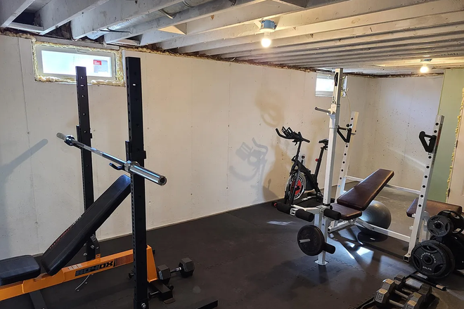 Gym / Basement - 2 Renovated Bedrooms Close To Campus House