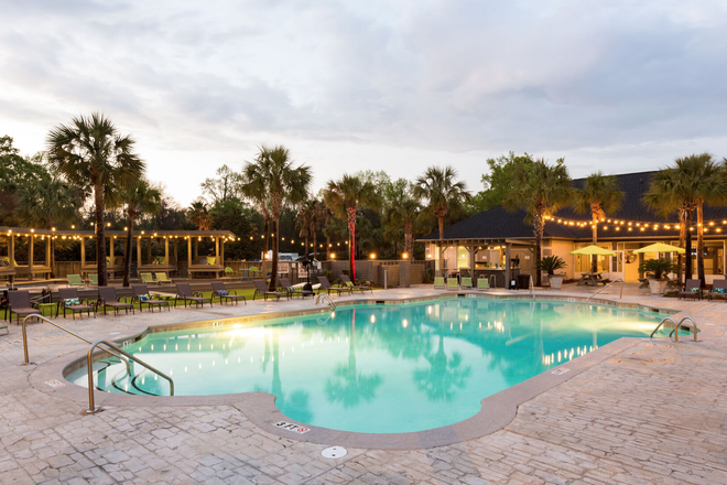 pool - Riverland Woods Apartments, 10 mins from MUSC campus